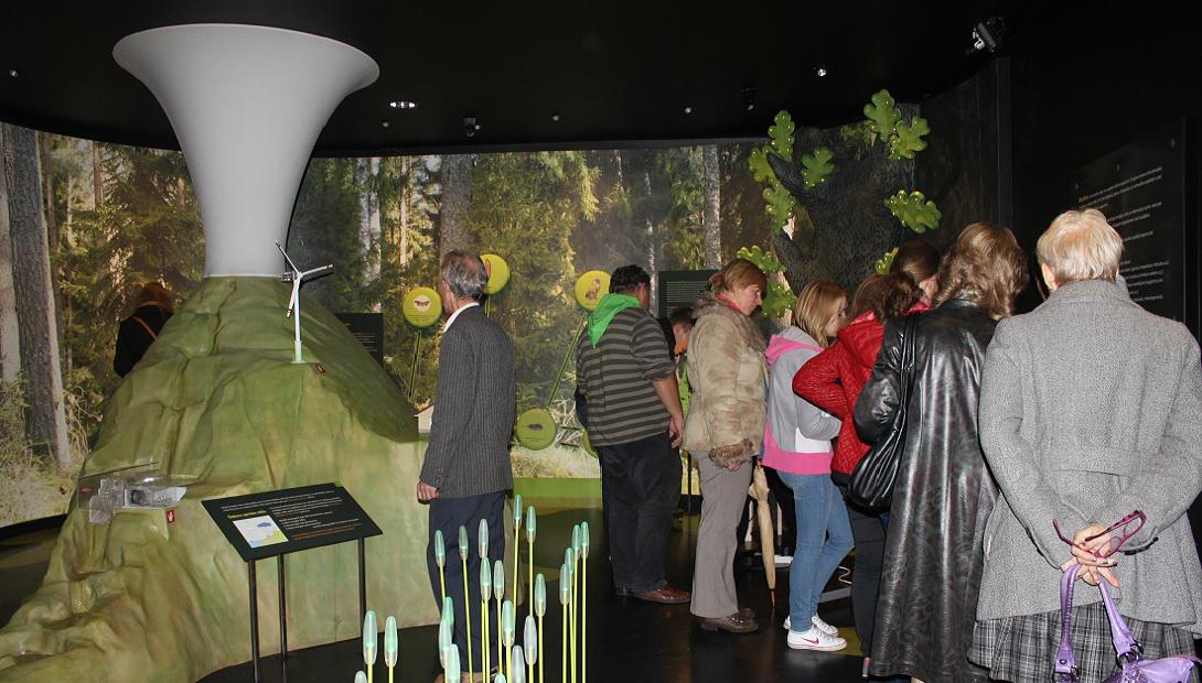 Guided tour at the exhibition "Humans and the Environment"