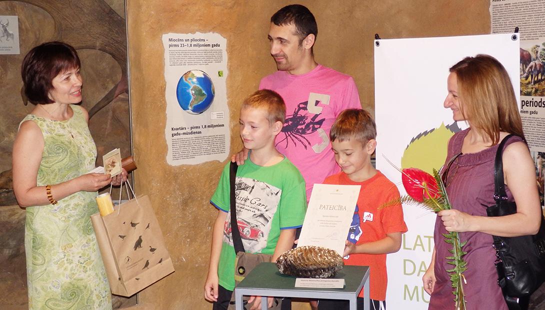 Latvijas Dabas muzeja direktore S. Ruskule saņem paleontoloģiska priekšmeta dāvinājumu